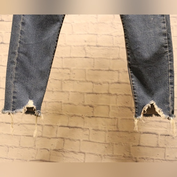 Levi's Skinny Wedige Jeans Cropped Distressing at the Ankles Size 29 - Picture 4 of 6